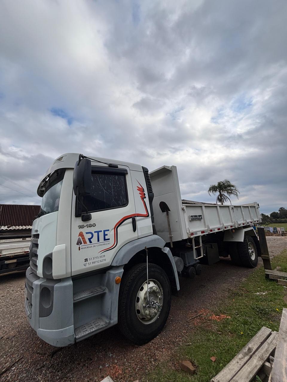 CAMINHÃO CAÇAMBA BASCULANTE 15-180 CONSTELLATION VOLKSWAGEN