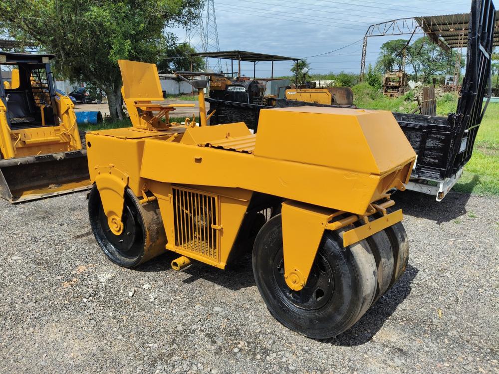 Rolo compactador Dinapac CG 11 com pneus para asfalto