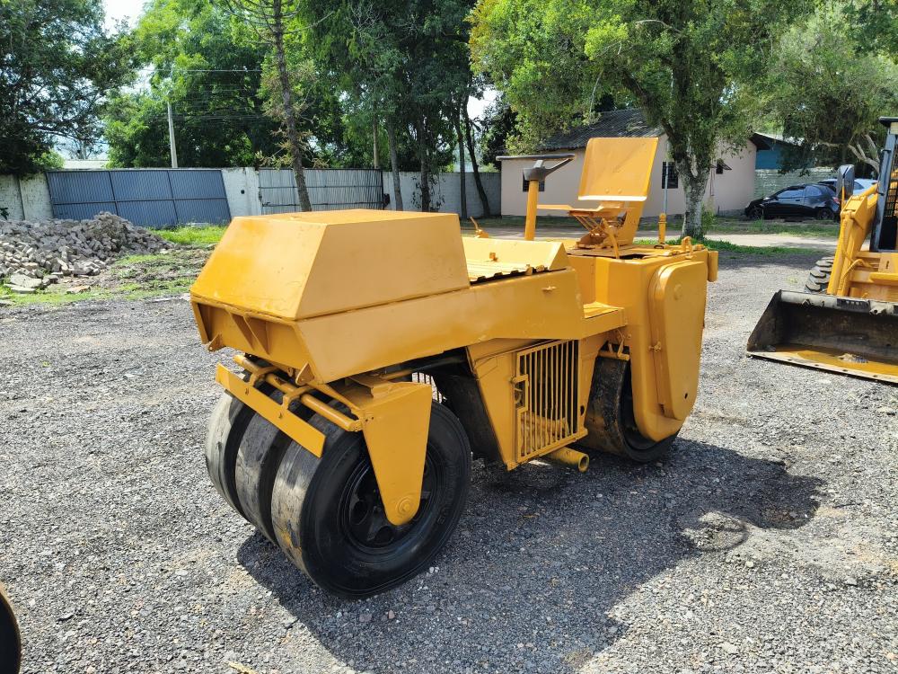 Rolo compactador Dinapac CG 11 com pneus para asfalto