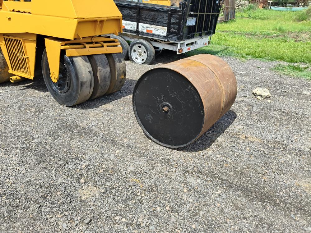 Rolo compactador Dinapac CG 11 com pneus para asfalto