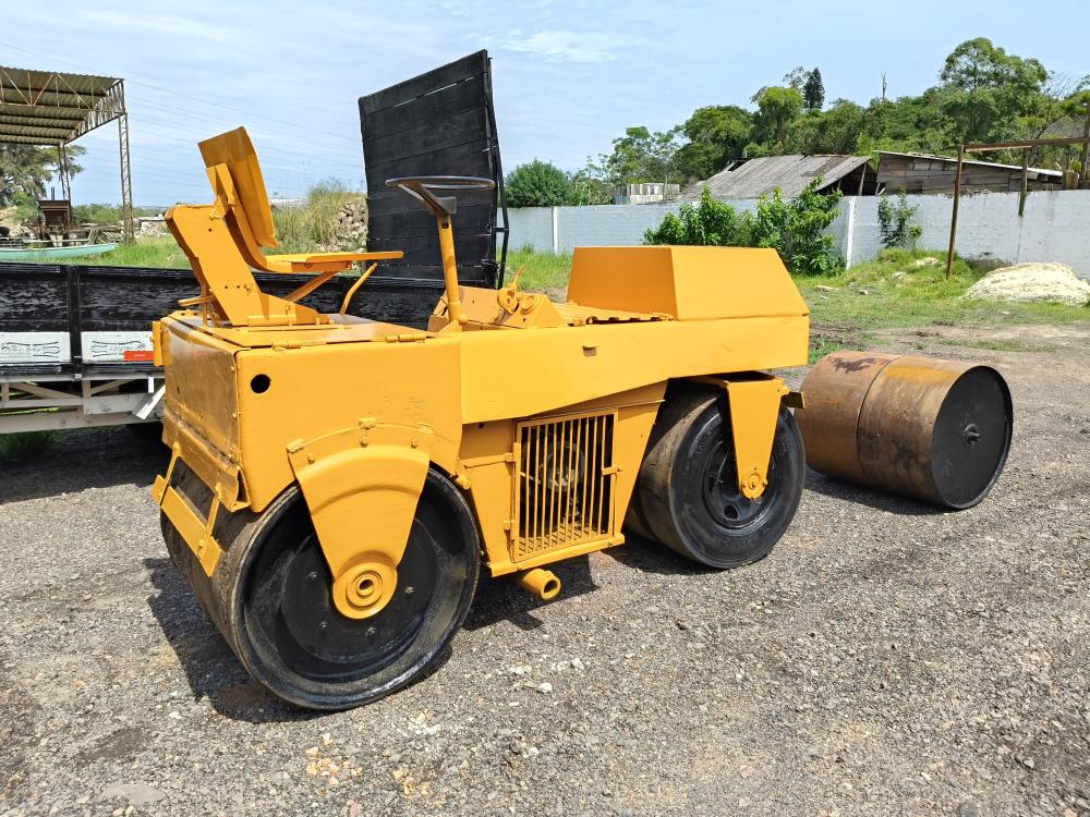 Rolo compactador Dinapac CG 11 com pneus para asfalto