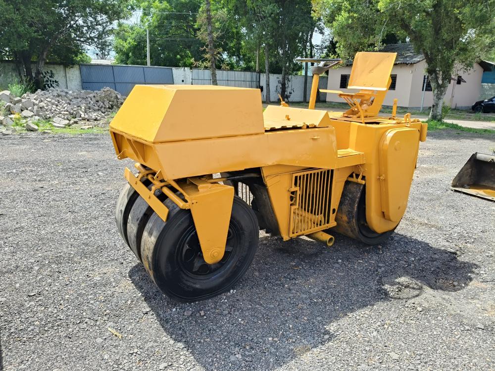 Rolo compactador Dinapac CG 11 com pneus para asfalto