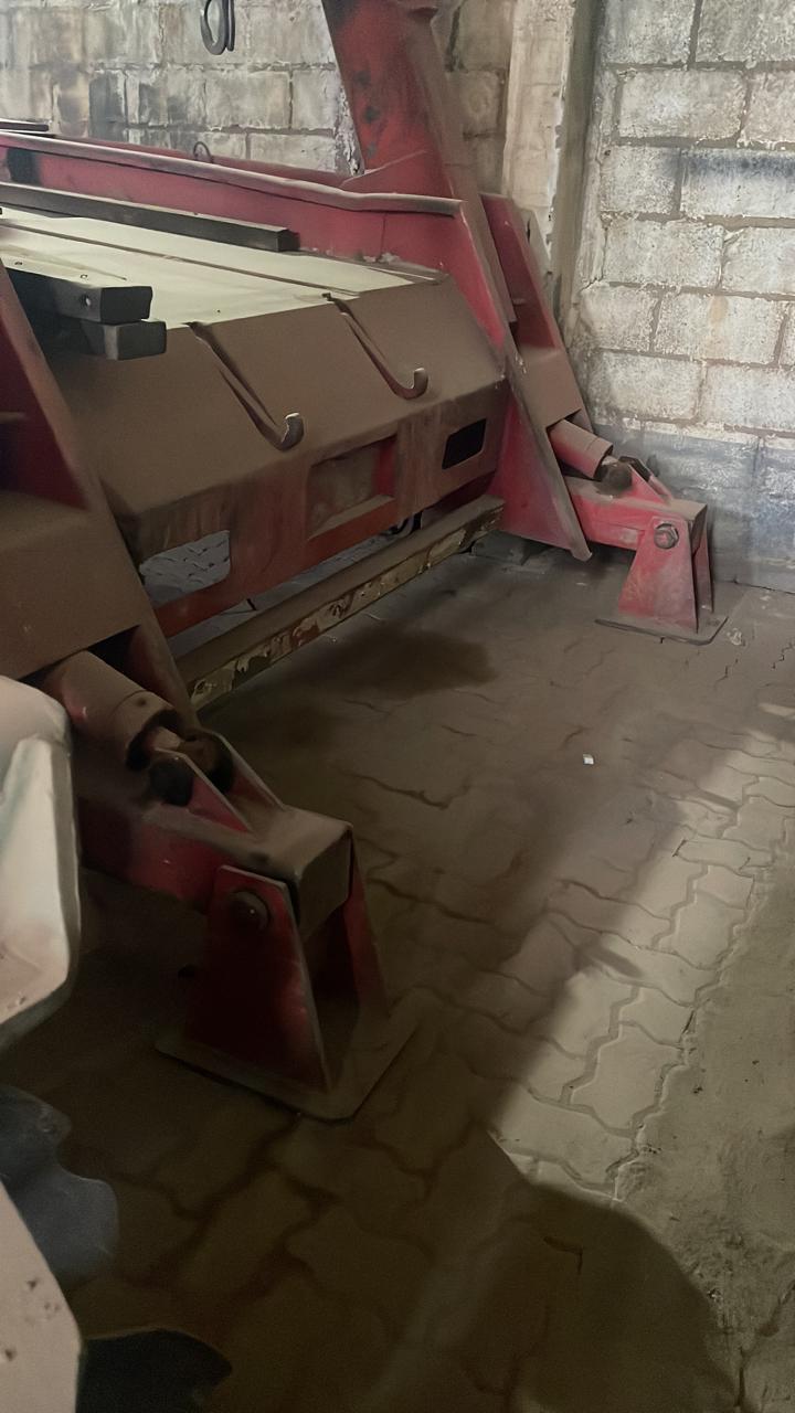 Poliguindaste Basco 2001 – 1 Caçamba – Sapatas Hidráulicas – 3/4/5m³